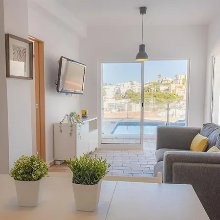 Semesterbostad Sirocco Pool House *