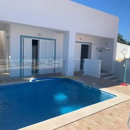 Sirocco Pool House בית נופש *